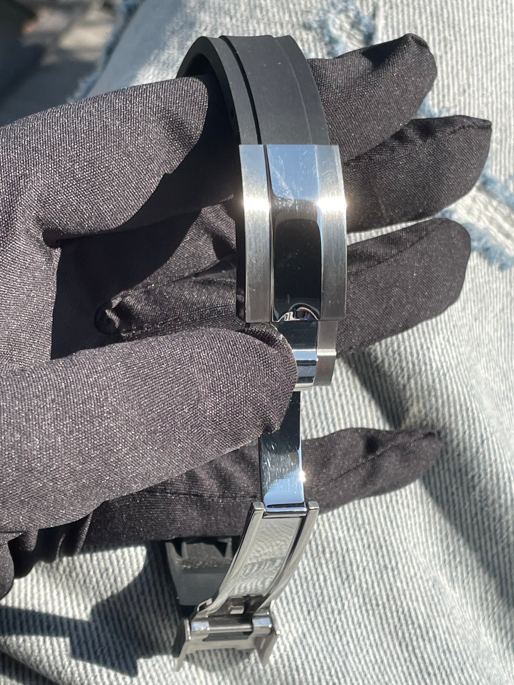 Stainless steel deployant clasp on the S1196S black rubber watch strap